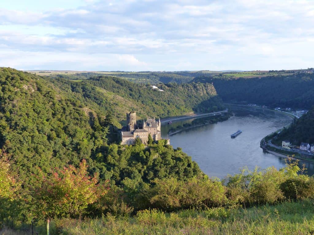 blick zur loreley und burg katz in st. goarshausen